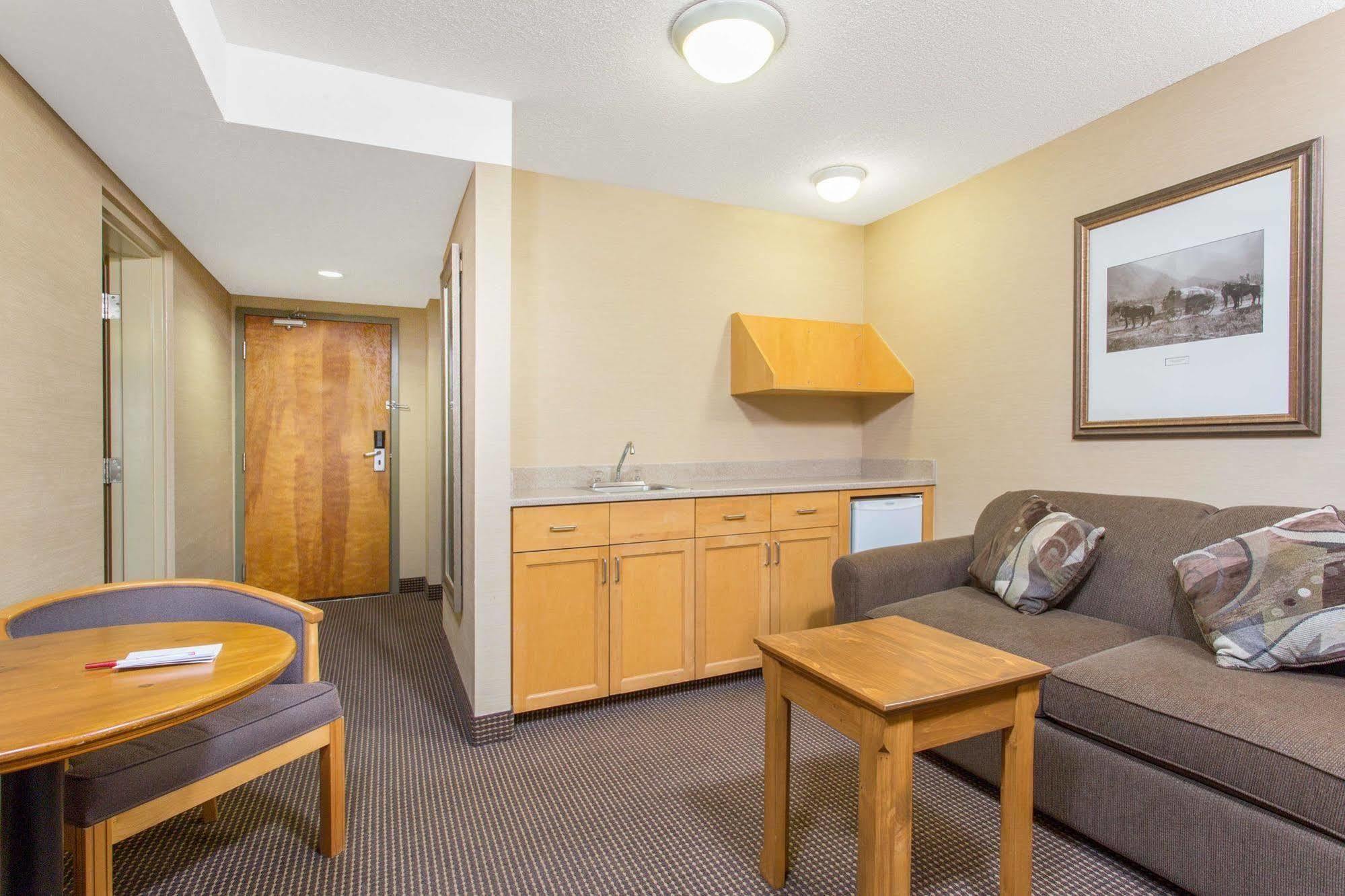 Canmore Inn & Suites Dış mekan fotoğraf